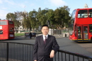 在邱吉尔的铜像前