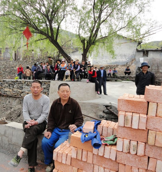 朴实的农民工在观看演出