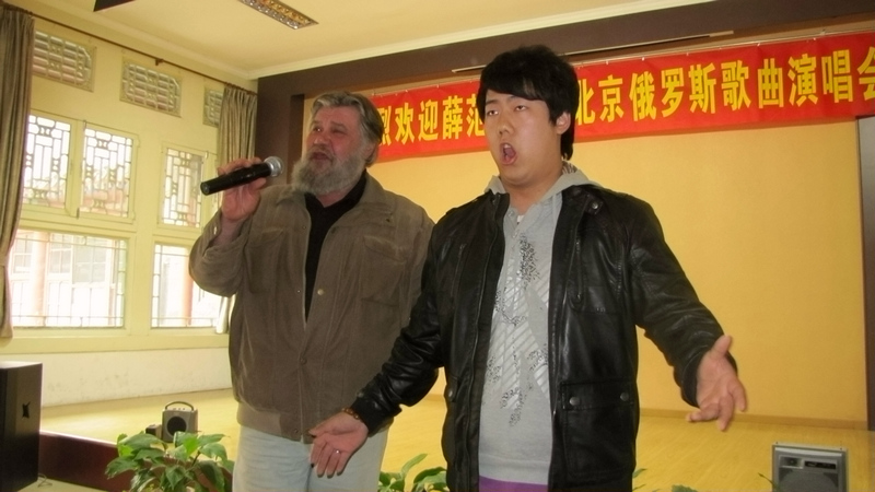 IMG_功勋歌唱家带的中国研究生.JPG