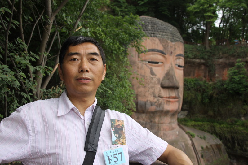 我在大佛身边觉得自己很渺小