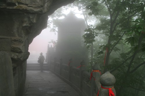 雾中南岩
