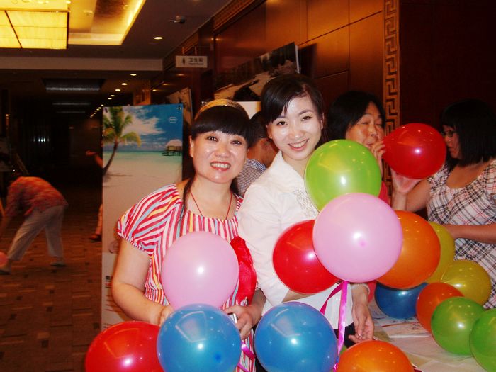 两位美女感恩的心和小溪俱乐部的工作人员