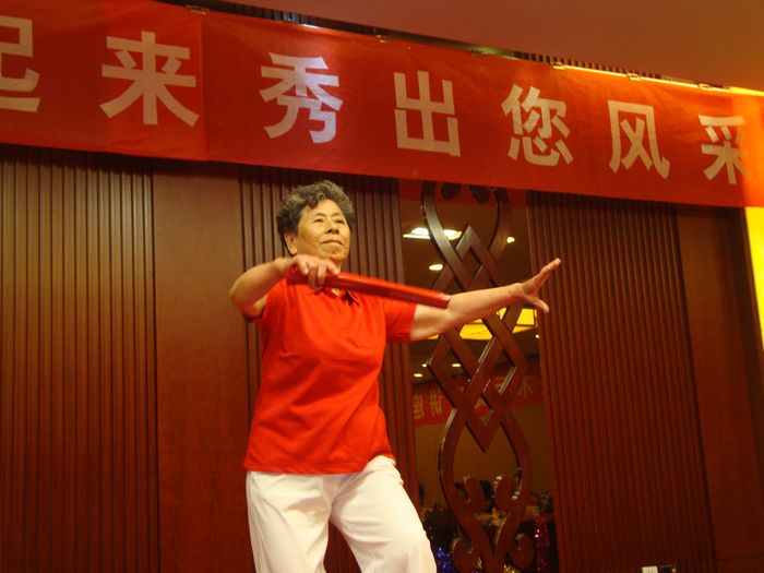 友谊医院的代表表演<太极扇>