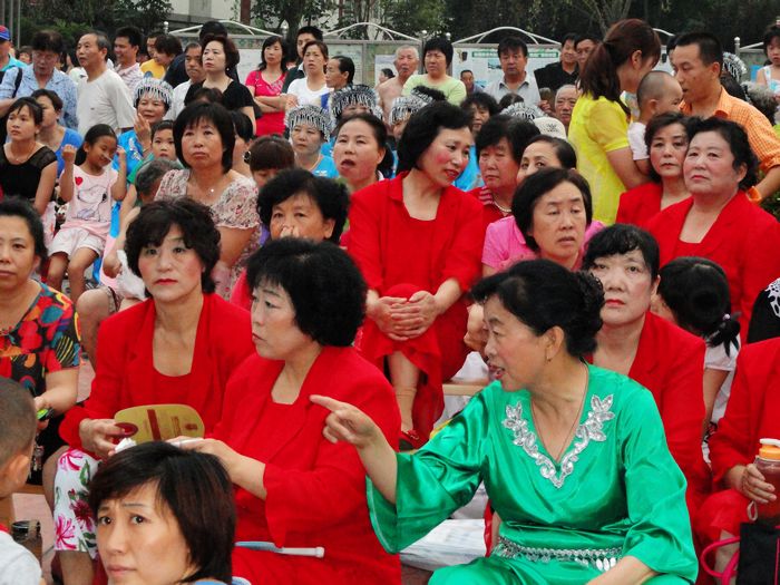候场的演员和居民们