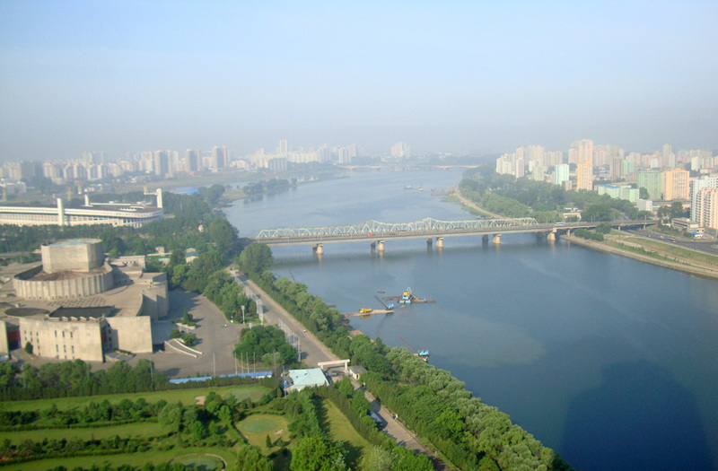 从羊角岛酒店三十层俯瞰平壤市貌，大同江穿市而过，高楼大厦节比鳞次.jpg