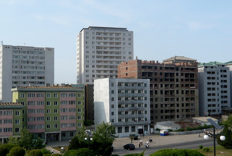 平壤市的居民楼看上去还可以，只是我们游客不可随便去看一看.jpg