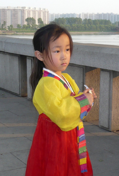 小朋友拿着我们给的糖果有点儿不好意思了.jpg