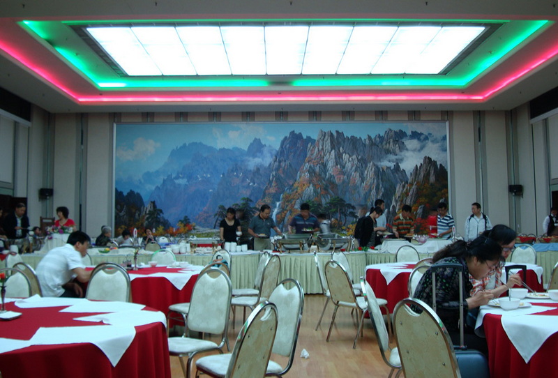 饭店宴会厅很漂亮，但吃食实在太少.jpg