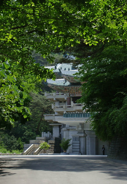 金日成礼品馆隐映在妙香山的绿荫中.jpg