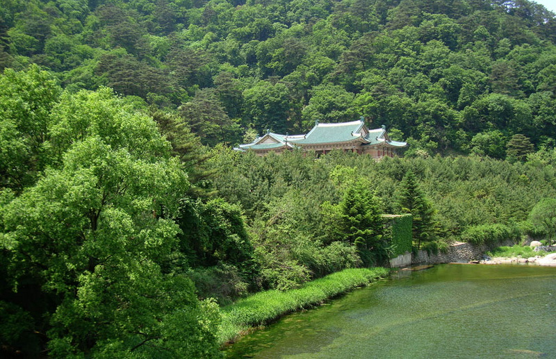 金正日礼品馆与金日成的礼品馆遥遥相望，建在一片绿荫当中.jpg