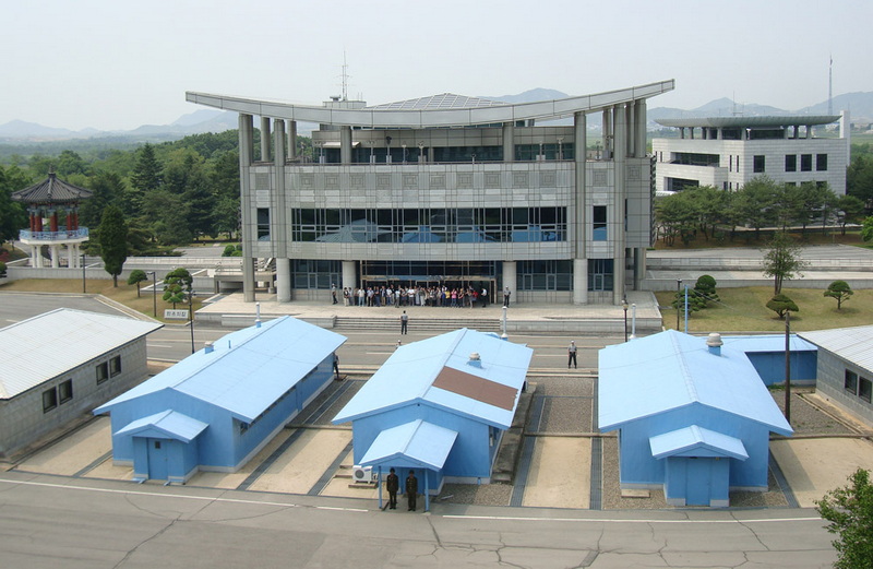 三八线上奇观，正巧一队韩国那边的旅游者也来此一游.jpg