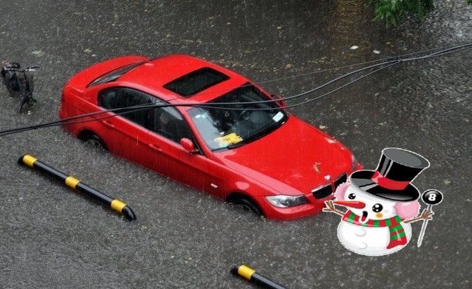 水淹后熄火的车.jpg