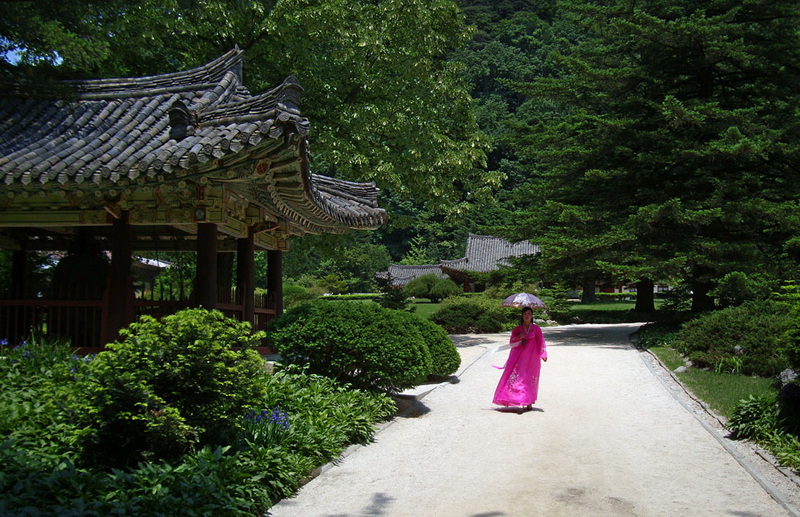 在妙香山景区，一位朝鲜美眉款款走来.jpg