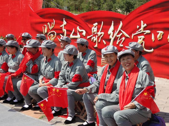 唱红歌她们很开心
