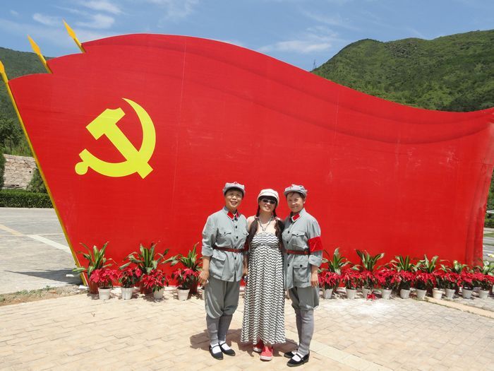 和团友合影