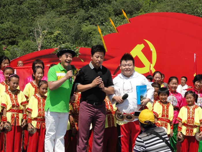 三位主持人