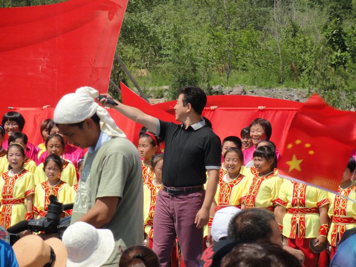 每个摄影师都用湿毛巾包住头(天太热)