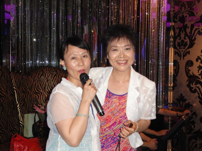 两位美女_______