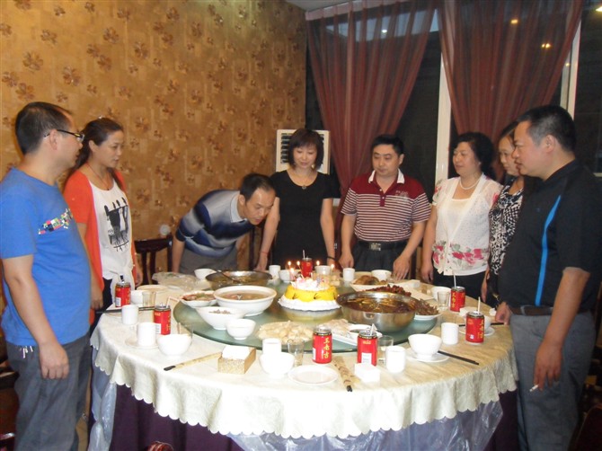 7.黄桂林吹蜡烛.jpg