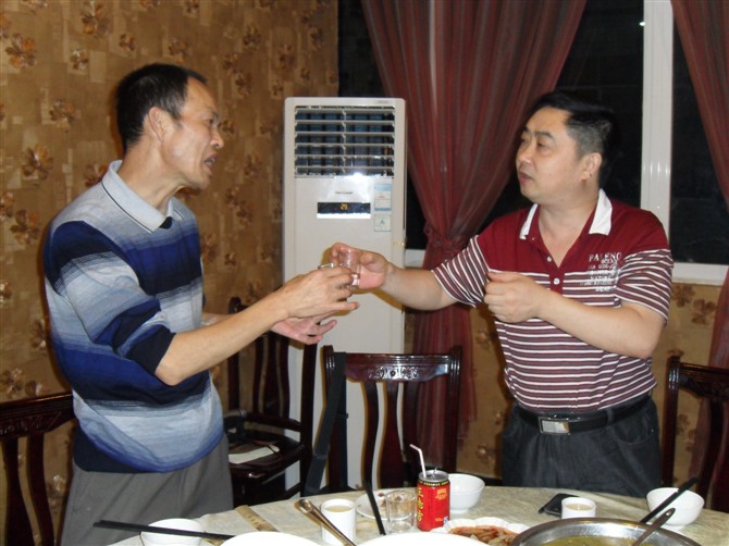 3.街道主任漆传荣（右）敬酒.jpg