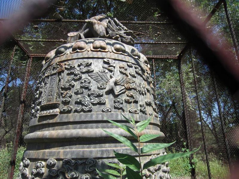 避暑山庄古钟.jpg