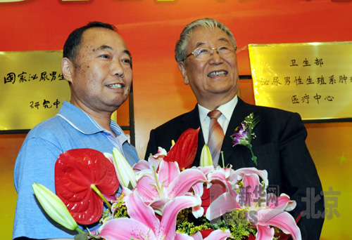 2009年5月9日，30多年前成功进行肾移植的徐有禄（左）在郭应禄院士80岁寿辰庆典上，向.jpg
