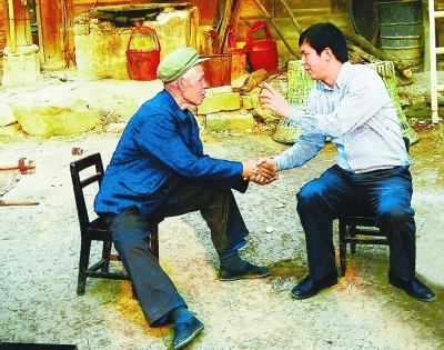 李林森(右)在万源市沙滩镇栀子园村钟家湾村民小组看望八十七岁的老党员龚茂宗?新华社.jpg