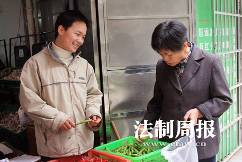 黄石溪与买菜的阿姨聊天并推荐店里的菜.jpg