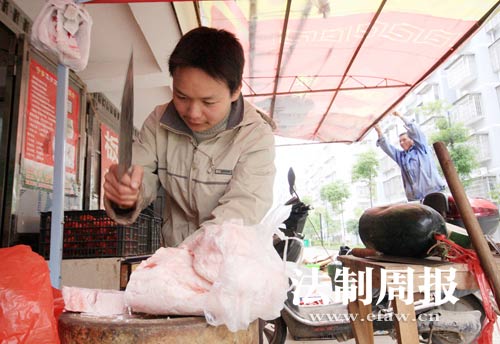 店子刚从附近小区搬过来，黄石溪在剁猪油，父亲在搭雨棚.jpg
