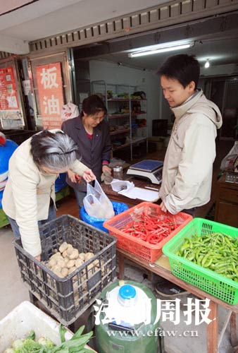 菜店的生意很好，人少的时候黄石溪的母亲才有空打扫一下卫生.jpg