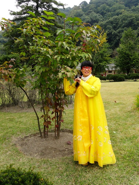 花了20圆人民币租了件朝服得可劲照