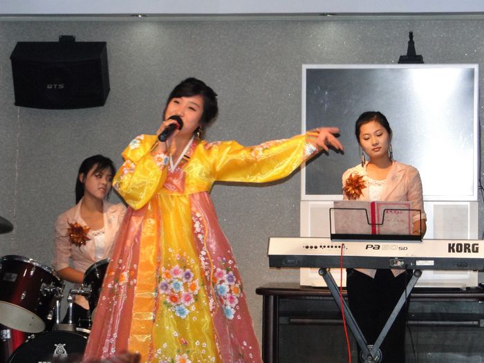 演唱《月亮代表我的心》