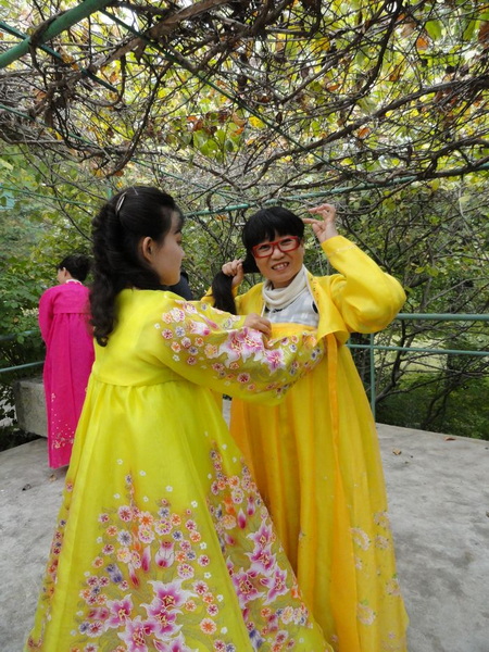 朝鲜美女在帮我穿朝服