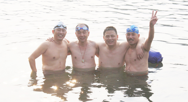 在漓江游泳健身