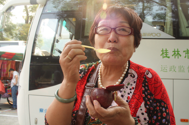 怀有一颗童心的老板娘
