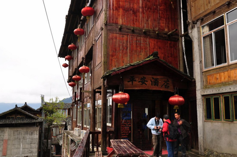 我们居住的吊脚楼.jpg
