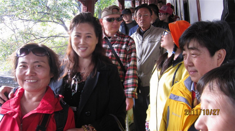 我们会合在一起等候下山缆车.jpg