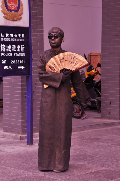 步行街上餐饮引导员.jpg