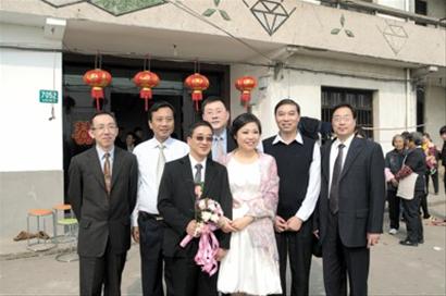 王益明与谢志华（中）喜结连理。 陈惠芬摄.jpg