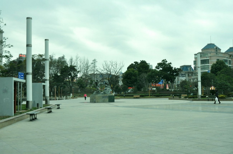 启东闹市中心的一广场.jpg