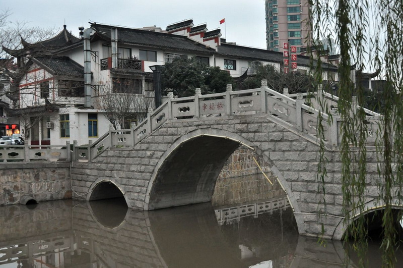 走过幸福桥进入休闲街.jpg