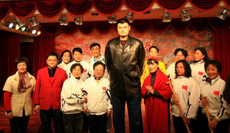 世界移植运动会金牌得主,席松林 张小羊同世界明星姚明合影。.jpg