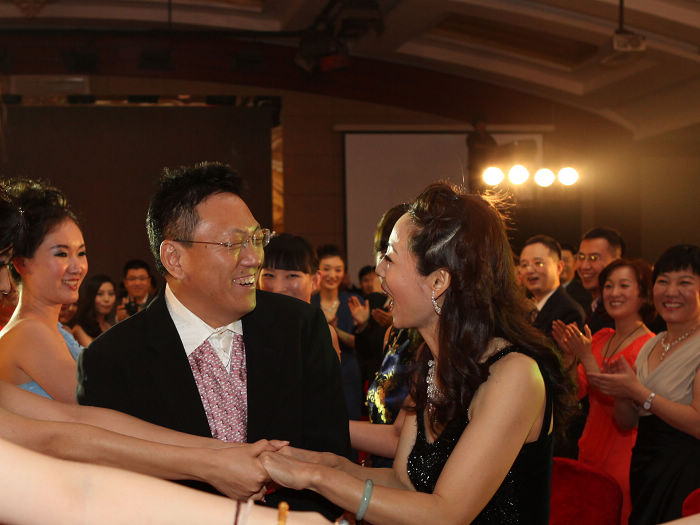 公司年会上向郭为董事长要红包.JPG