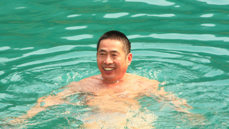 来校长冬泳表现