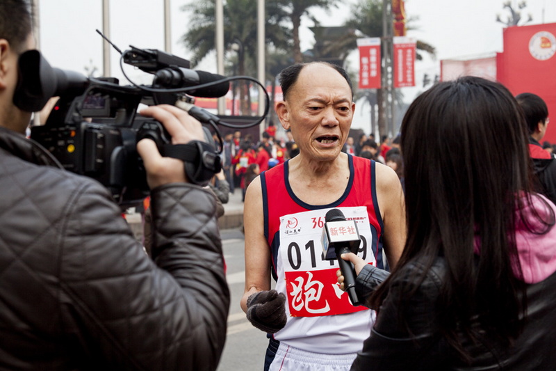 肝友周波接受新华社采访