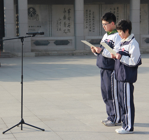 学生主持祭奠活动