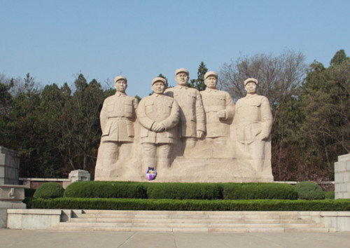 五前委群雕