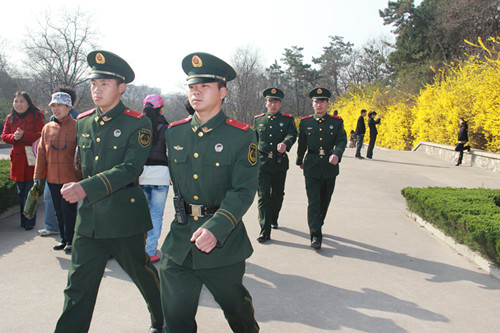 执勤的武警战士