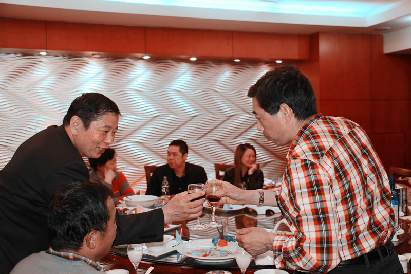 李大哥与良君子干杯