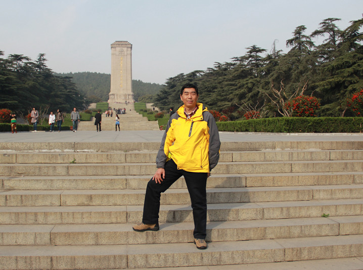 良君子在淮海烈士纪念塔